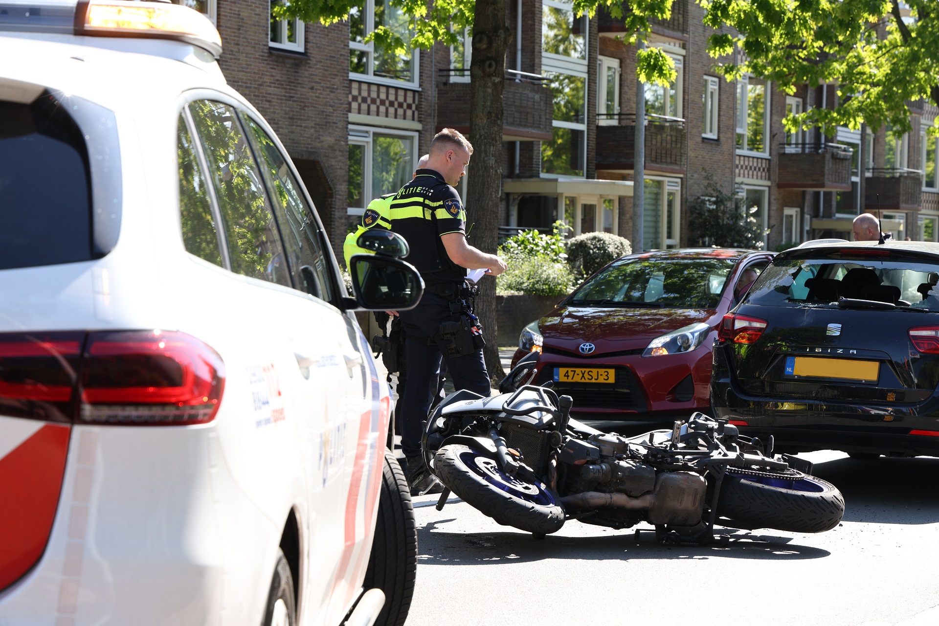 Motorrijder botst achterop auto en raakt gewond