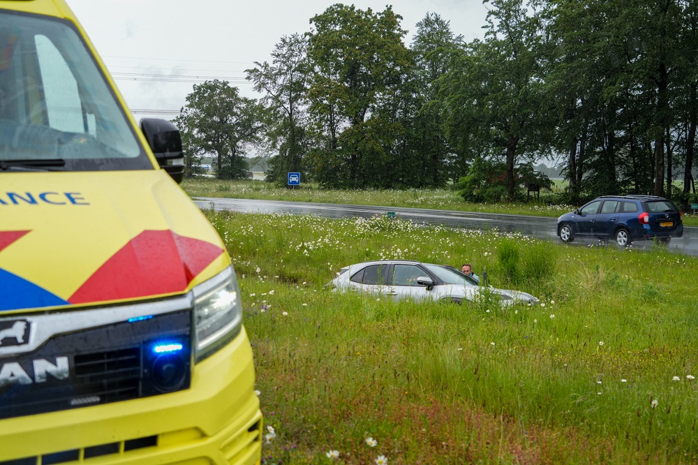 Man en vrouw gewond na botsing met vrachtwagen