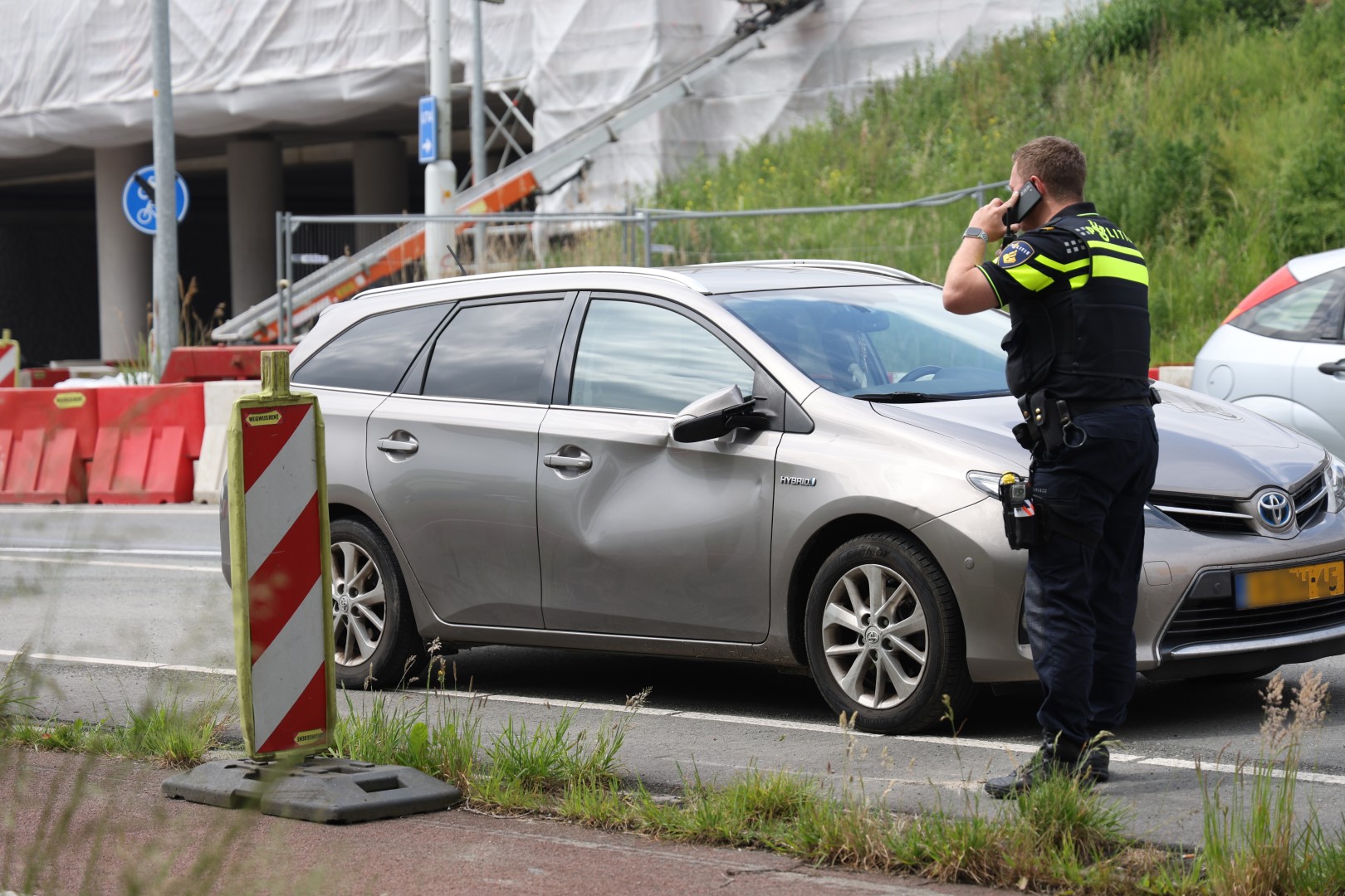 Fietsster geschept door auto op rotonde