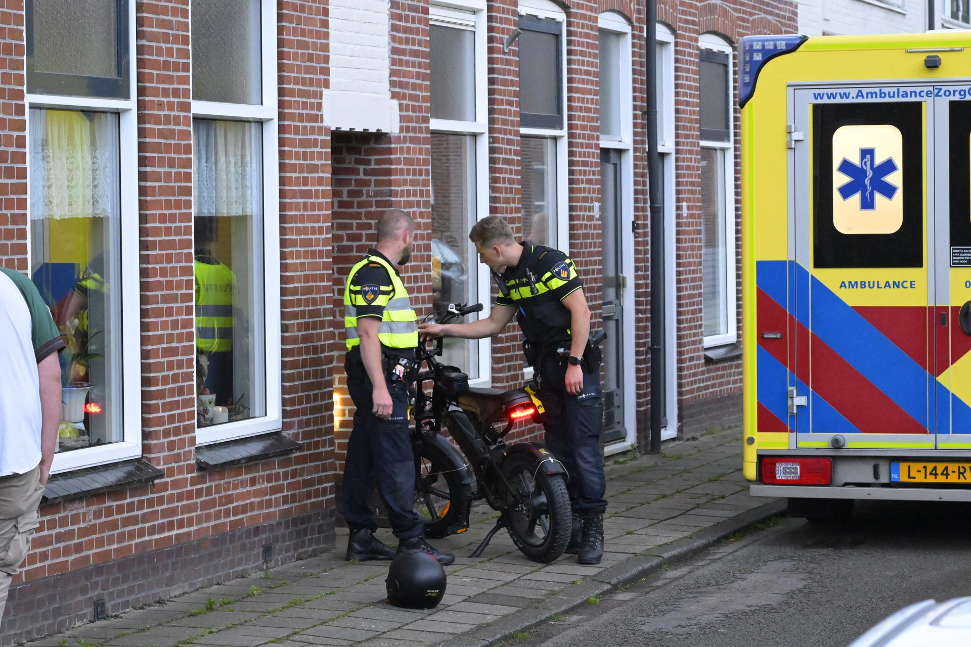 Auto en fatbike komen in botsing, meerdere personen in ambulance behandeld