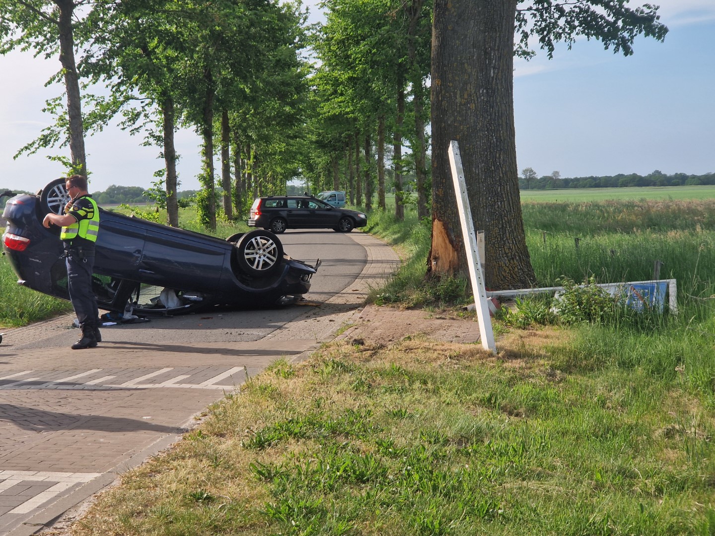 Auto op z’n kop na botsing tegen boom