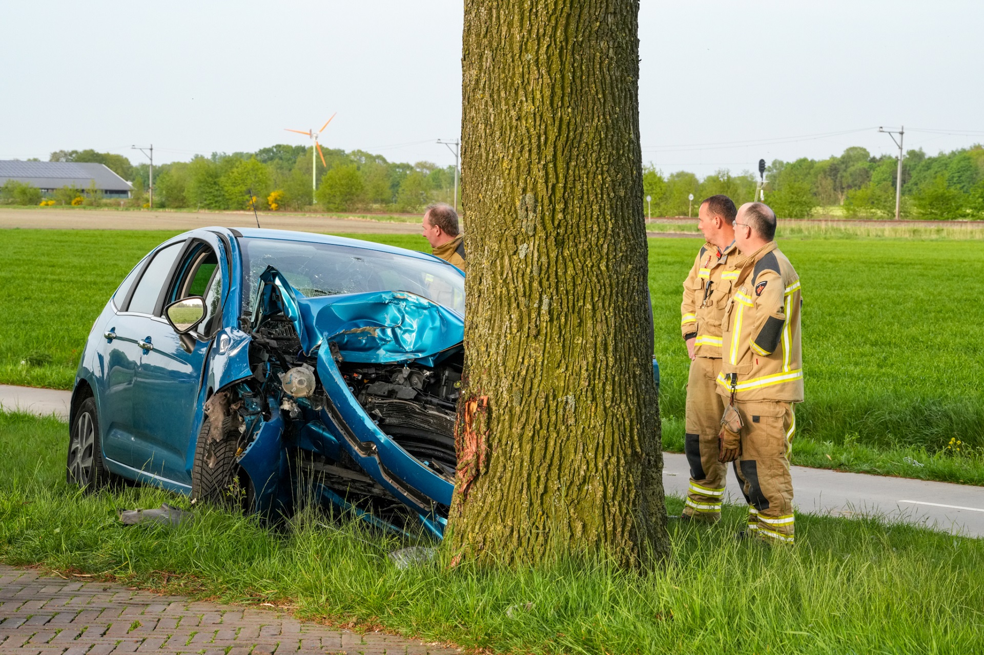 Automobilist botst tegen boom en raakt gewond