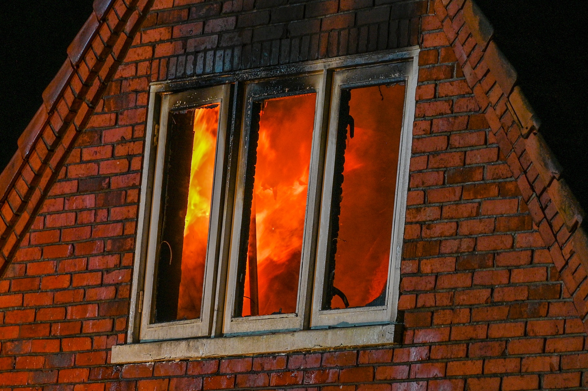 Uitslaande brand in vrijstaande woning zorgt voor veel schade