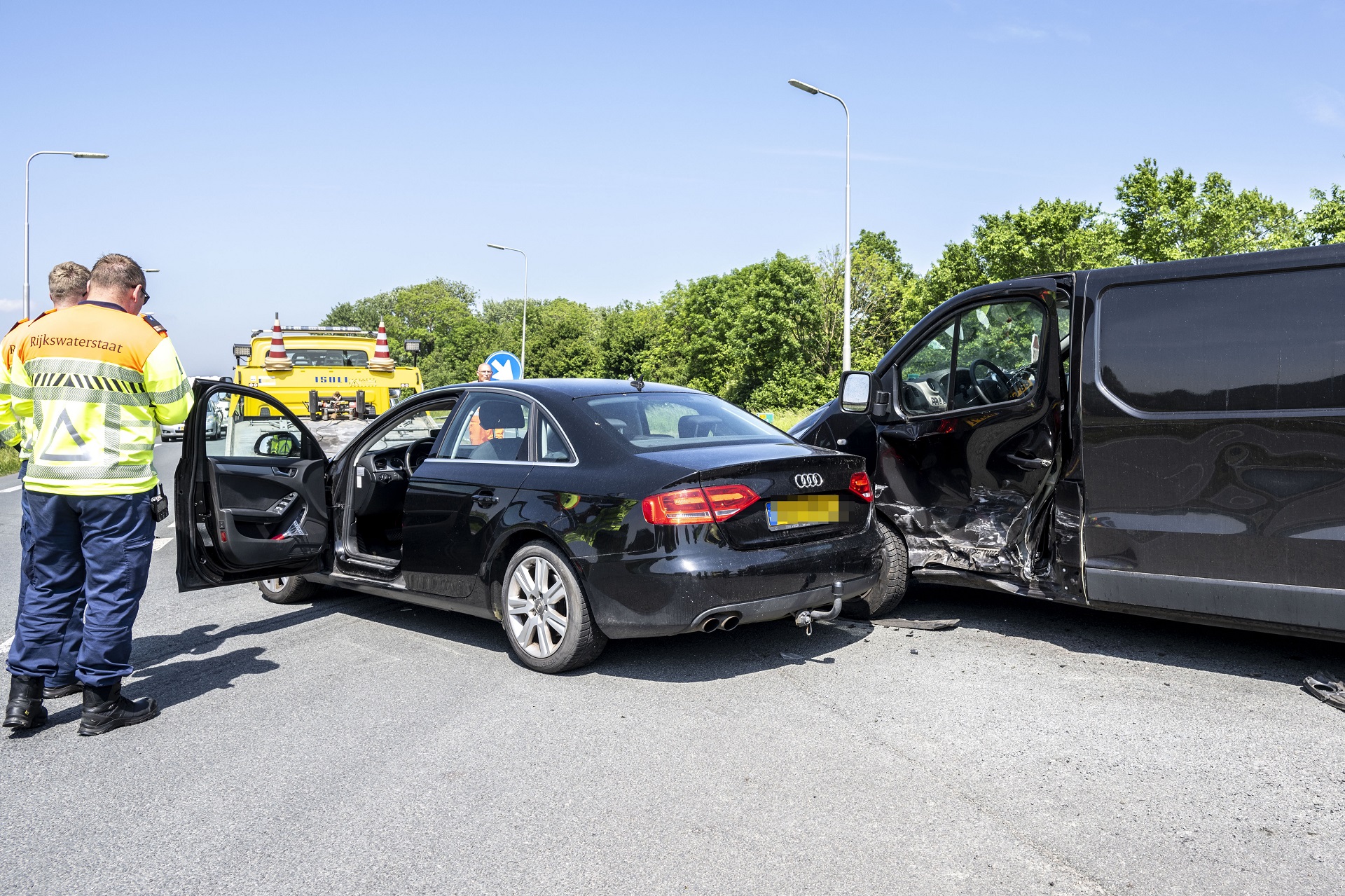 Busje met aanhanger keert op de weg en veroorzaakt ongeval