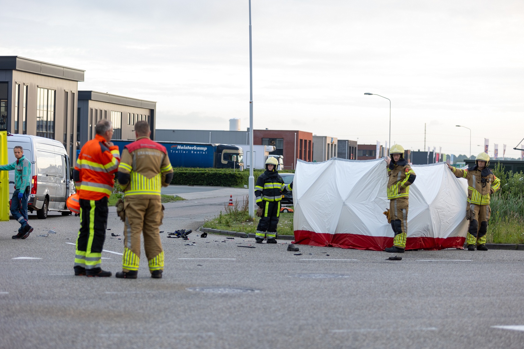 Motorrijder (56) overleden na botsing