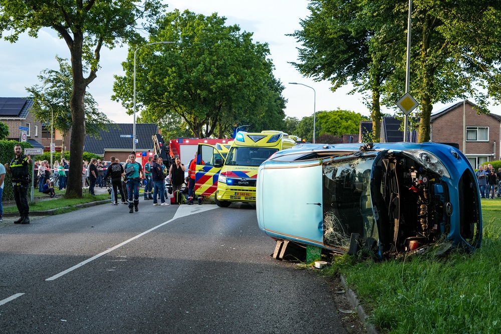 Ravage na ongeval tussen auto en scooter