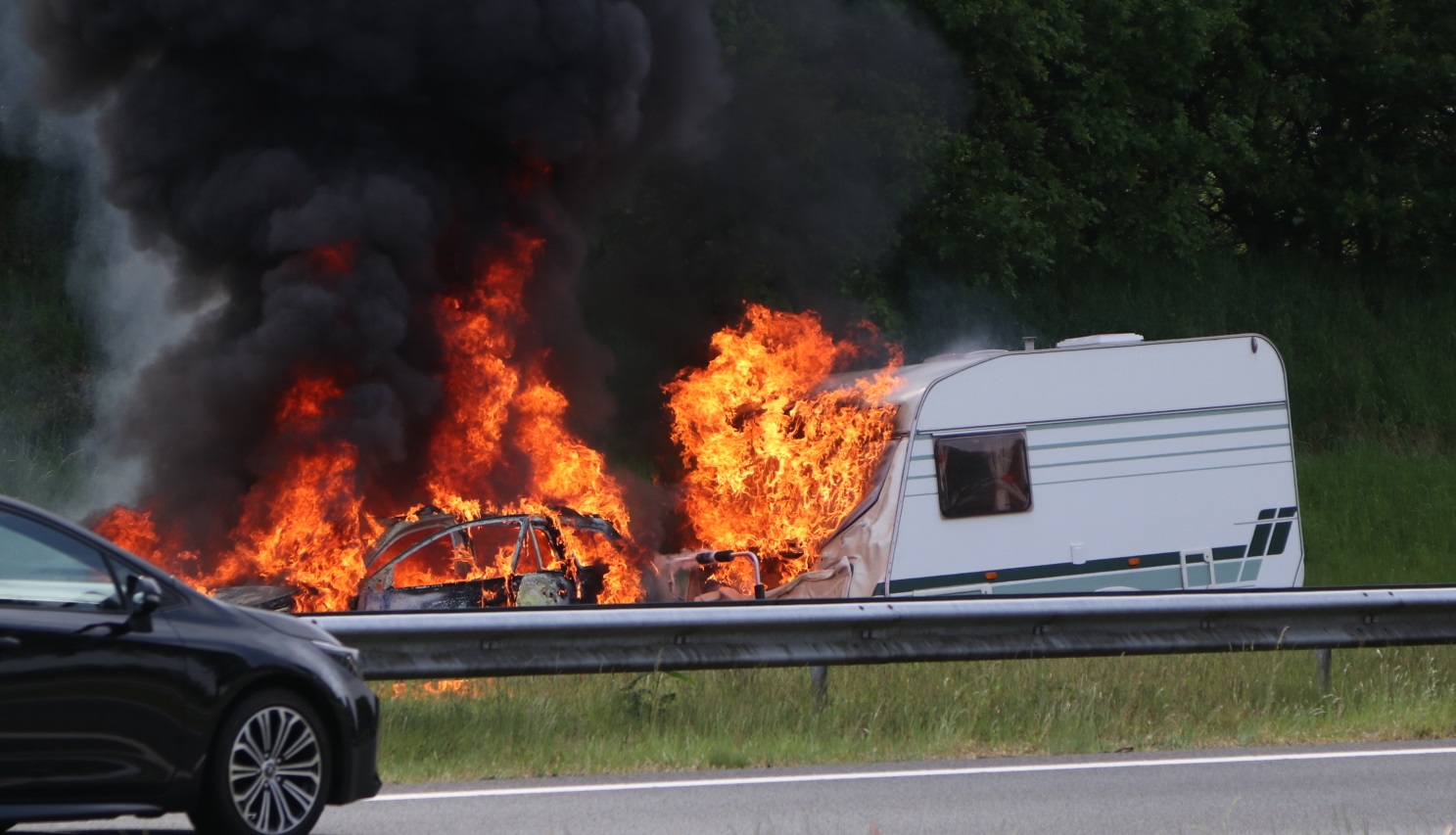 Auto en caravan vliegen in brand tijdens het rijden