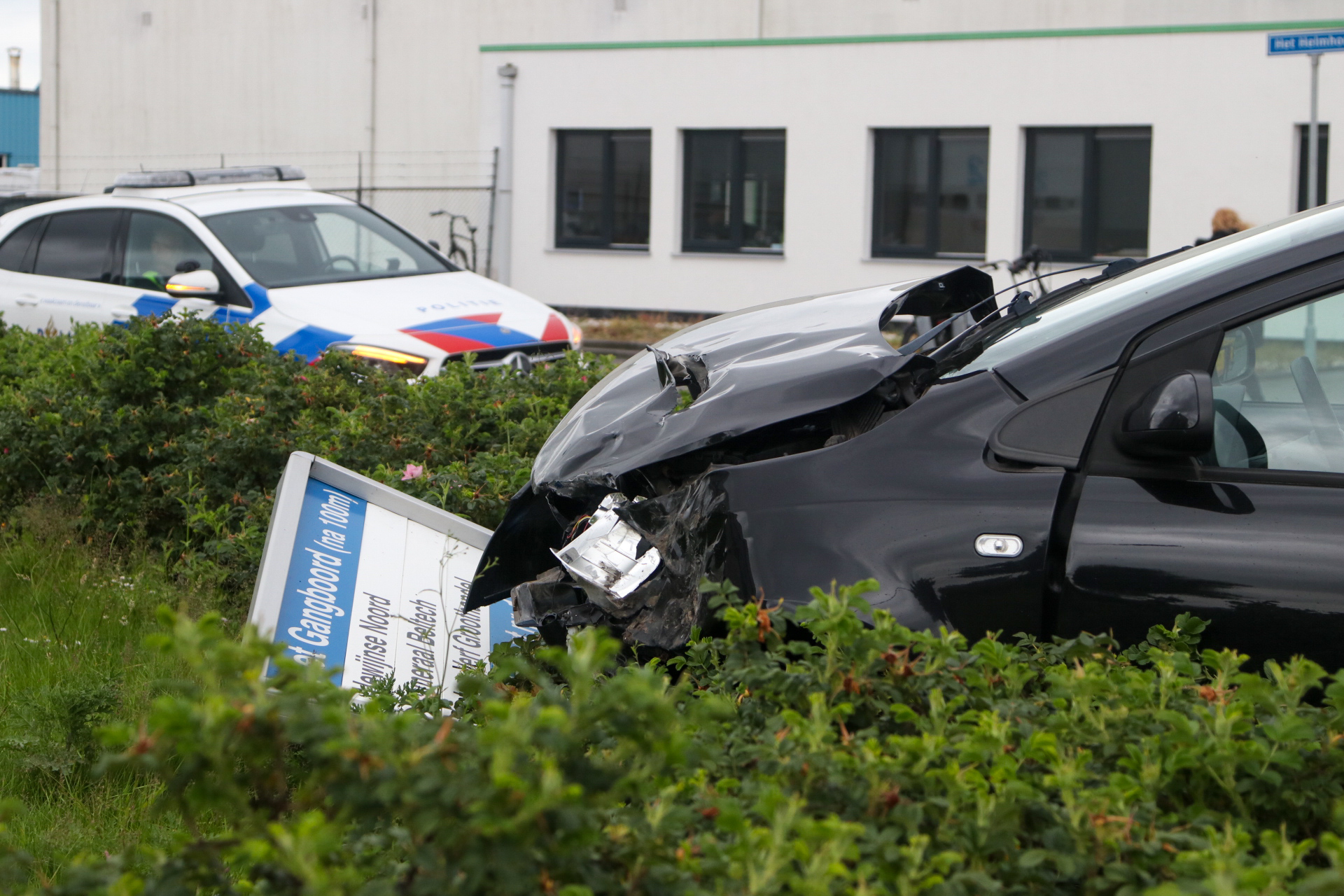 Auto belandt in bosjes na botsing met vrachtwagen