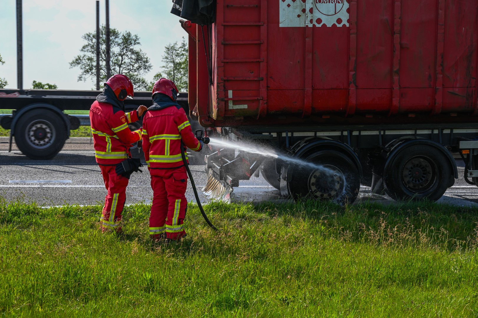 Vuilnisbrand in Vrachtwagentrailer op A7