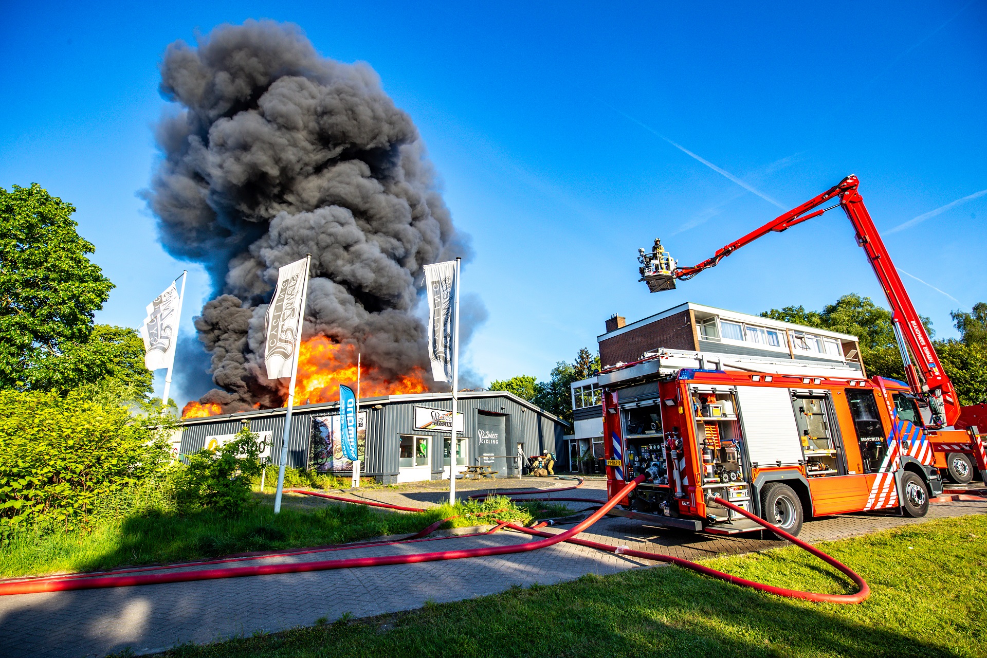 Grote uitslaande brand in loods, rookontwikkeling in verre omtrek te zien