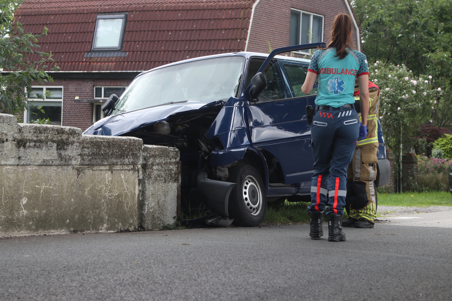 Bestelbus botst tegen betonnen brug, bestuurder gewond