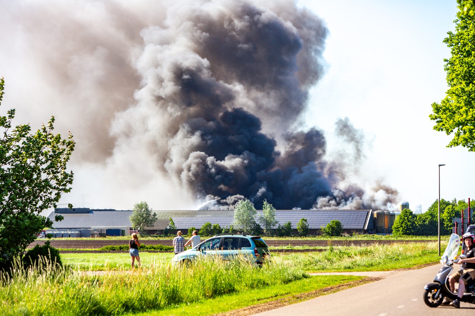 Zeer grote brand bij agrarisch bedrijf in Mussel