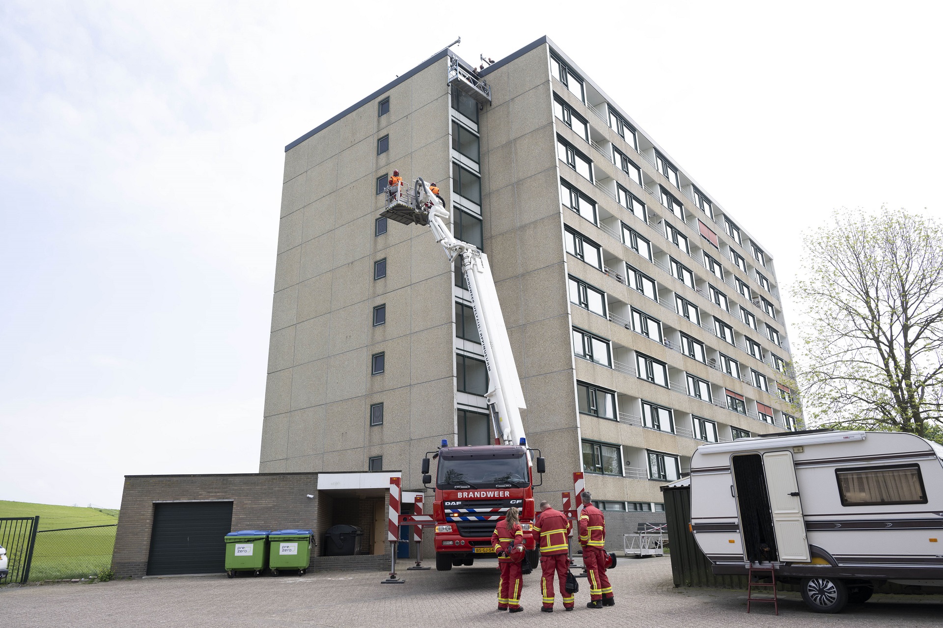 Brandweer redt glazenwasser die vast zat in bakje op 9e verdieping
