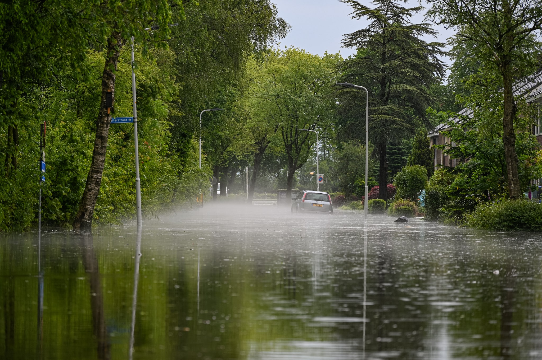 VIDEO: Noodsituatie afgekondigd in delen van Friesland door hevige regenval