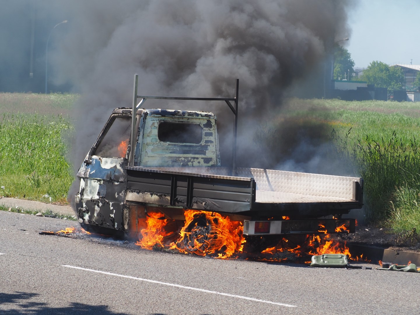 Bestelauto vliegt in brand