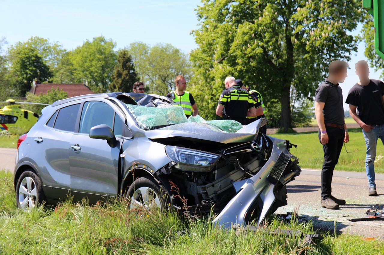 Twee gewonden bij ernstige botsing tussen auto en tractor