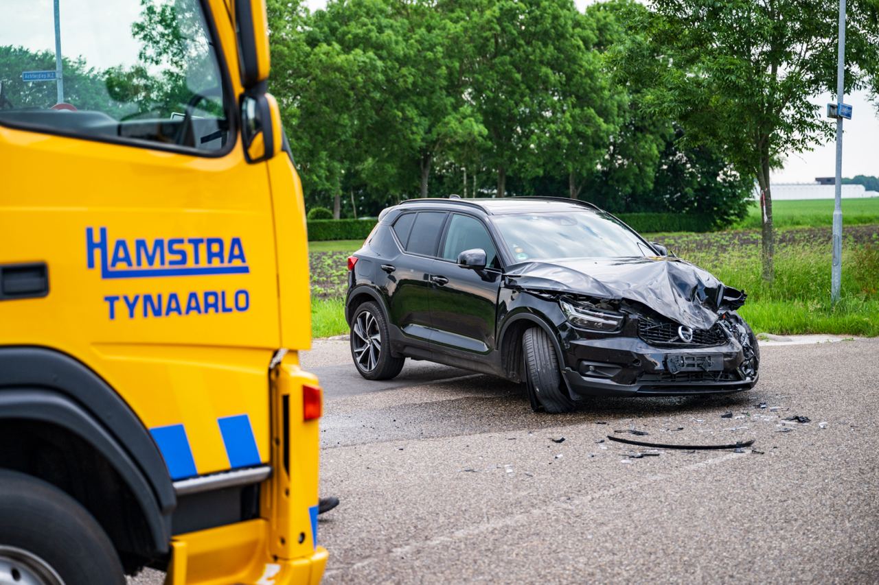 Auto en tractor botsen op kruising