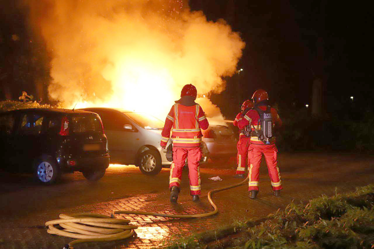 Twee geparkeerde auto’s door brand verwoest