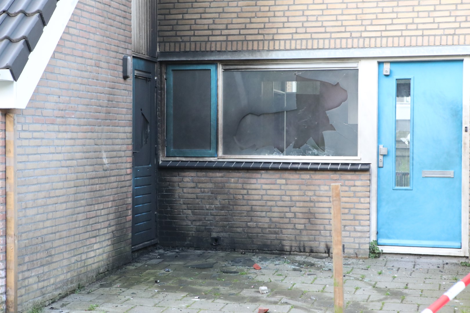 Veel schade na explosie bij woning