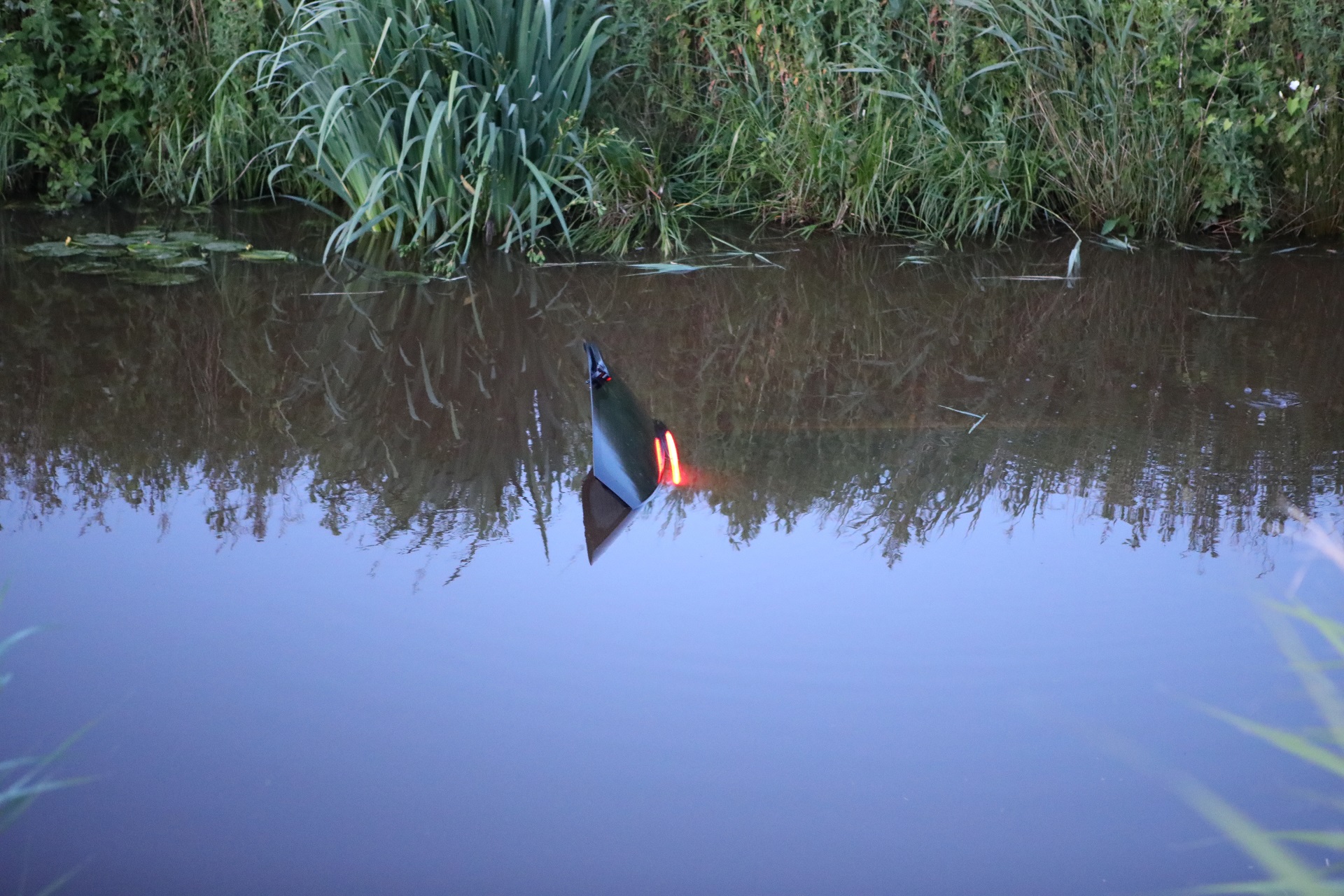 Auto vliegt uit de bocht en belandt in water