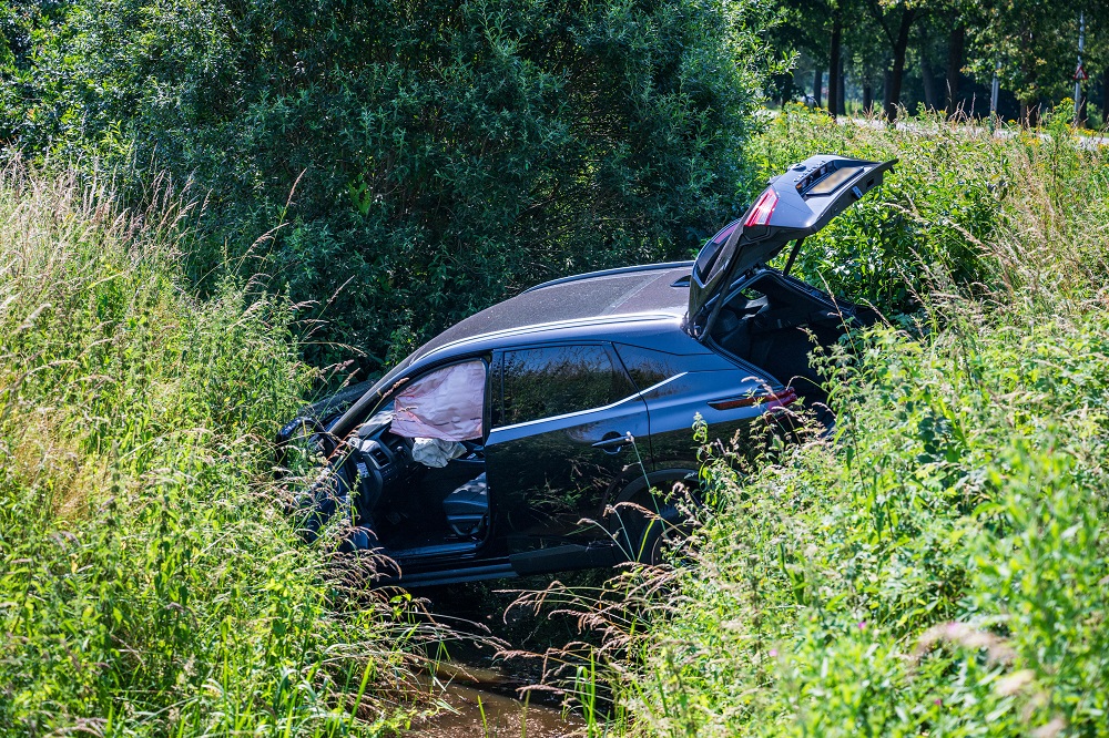 Auto in sloot, twee inzittenden ongedeerd