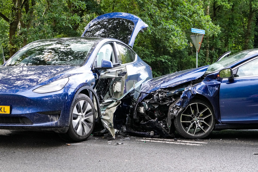 Veel schade na ongeval, weg dicht voor verkeer