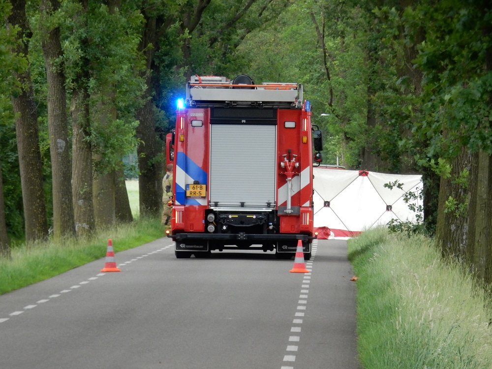 Automobiliste uit Coevorden overleden na botsing tegen boom