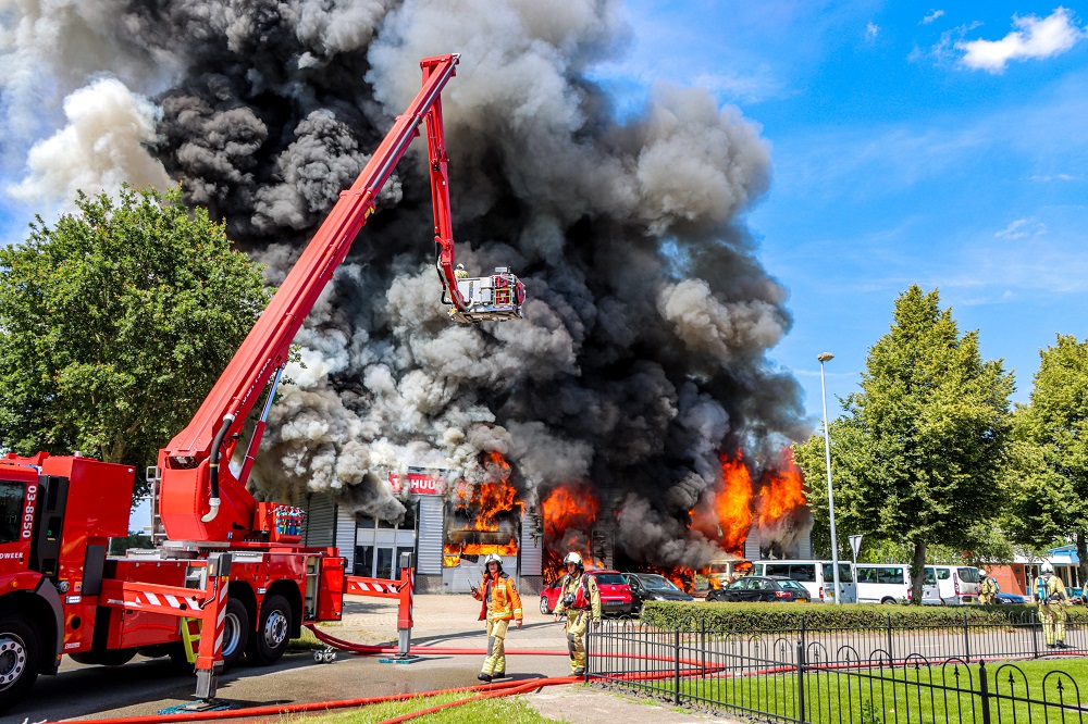 Foto update: Loods met meerdere bedrijven in lichterlaaie