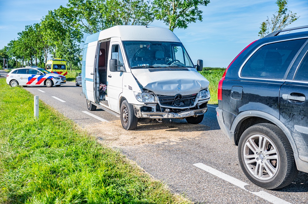 Vrouw gewond na kop-staart botsing tussen drie auto’s