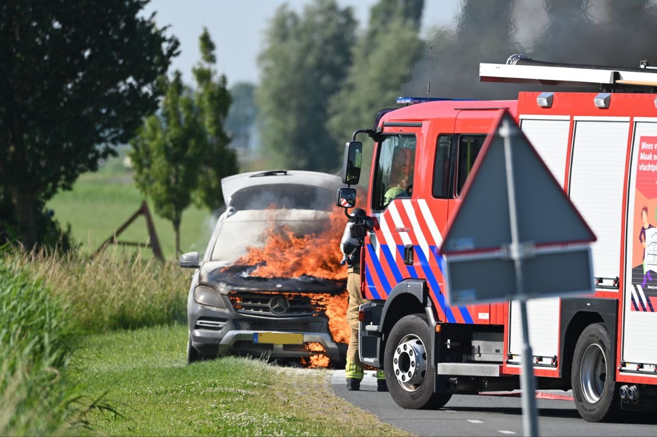 Auto vliegt in brand tijdens rijden, bestuurder op tijd eruit