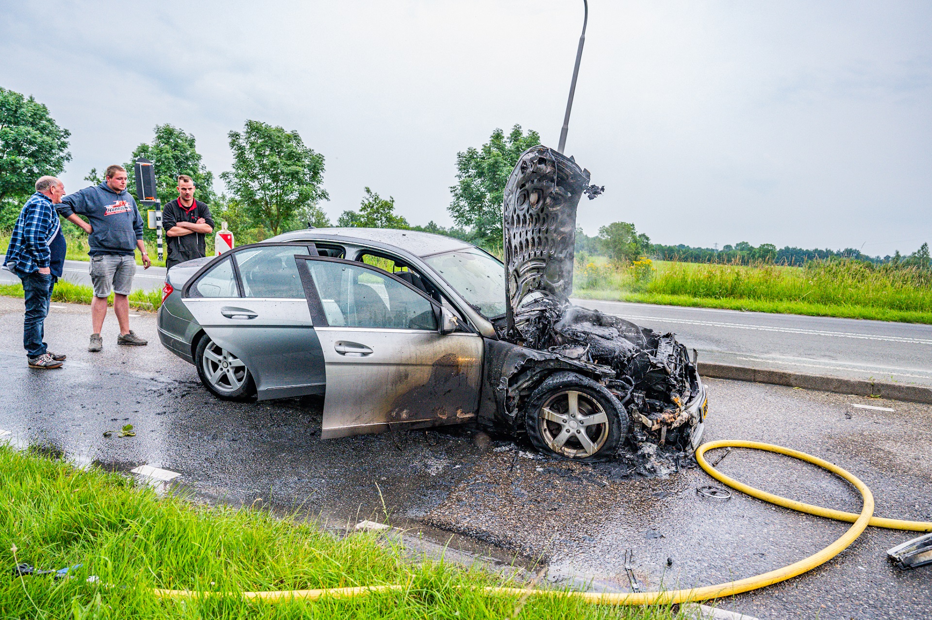 Auto vliegt in brand en raakt zwaar beschadigd