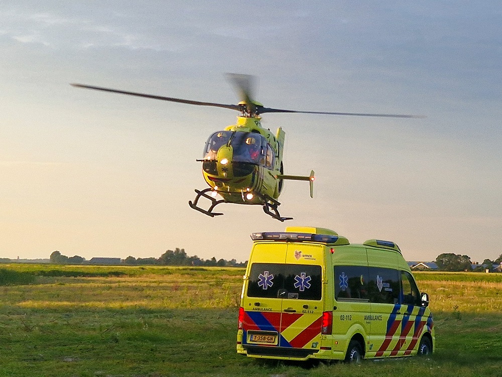 Man zwaargewond na val van hoogte, ambulance rijdt zich vast