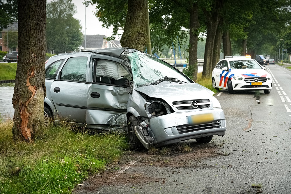 Automobilist slechts lichtgewond na botsing tegen boom