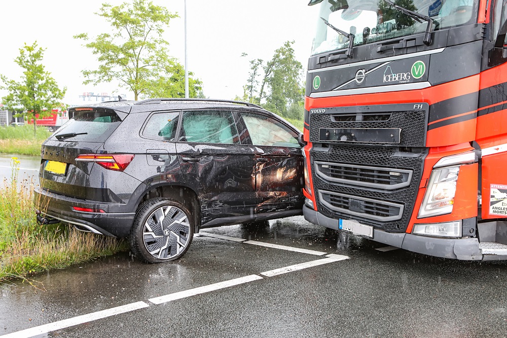 Vrachtwagen botst tegen auto op rotonde