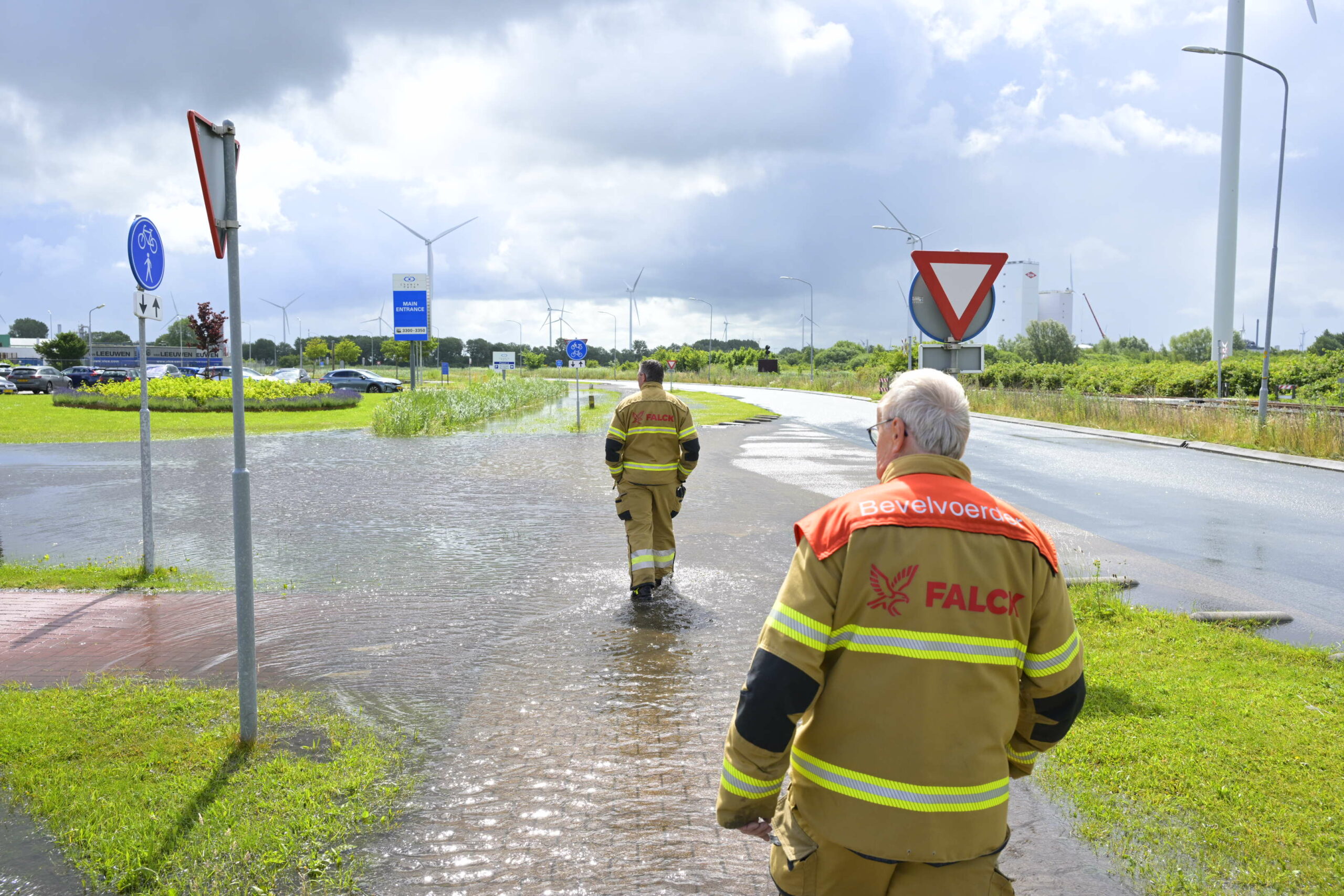 Brandweer pompt water weg van ondergelopen fietspad