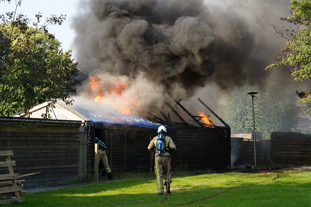Grote uitslaande brand legt schuurtjes in de as