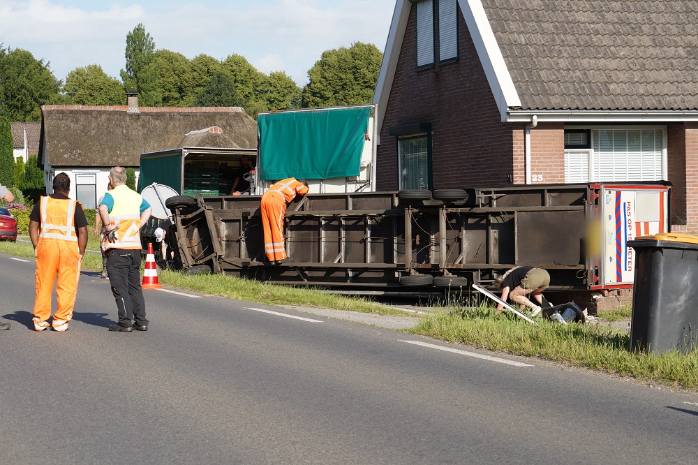Trailer van bakwagen kantelt en belandt op fietspad