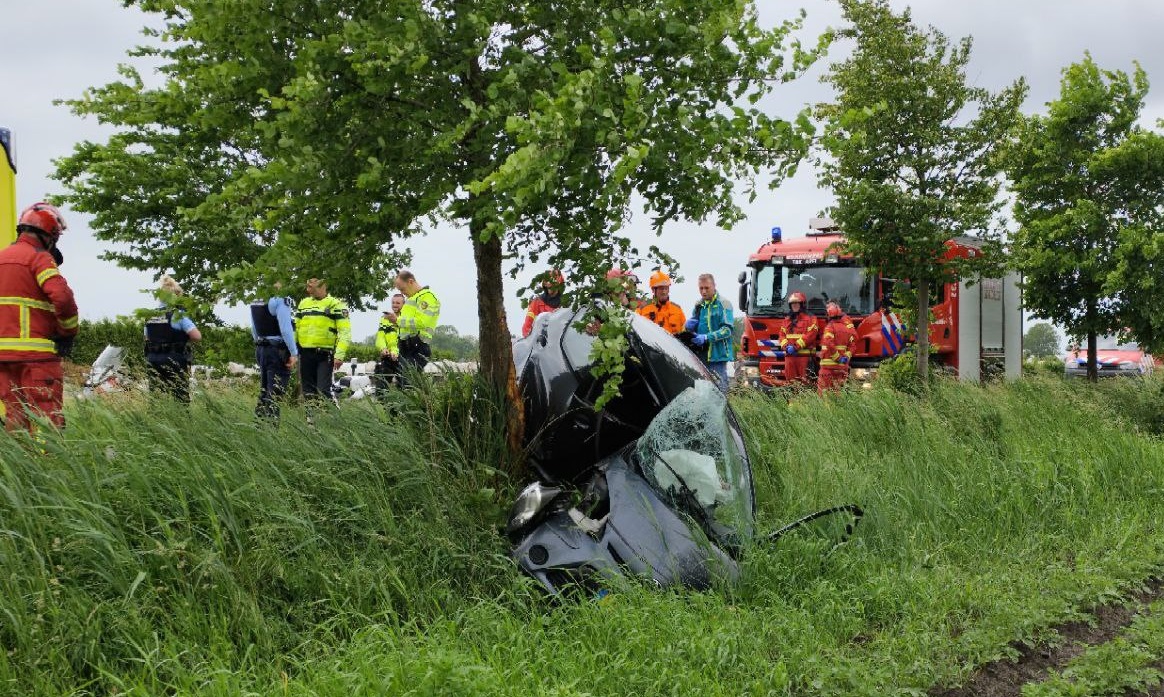 Auto botst tegen boom, brandweer bevrijdt bestuurder