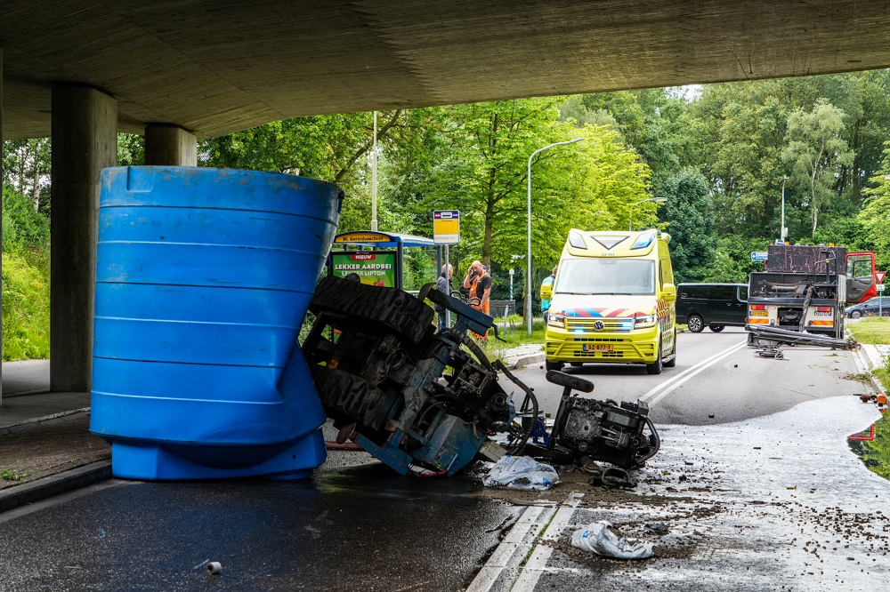 Vrachtwagen klapt tegen viaduct en verliest lading