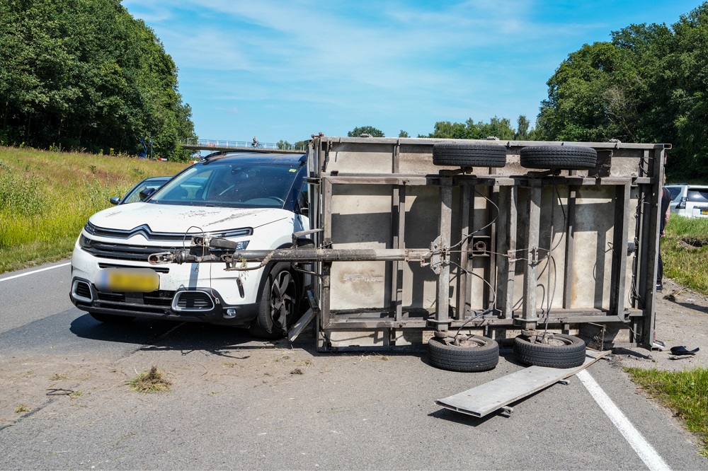 Auto botst tegen losgeschoten aanhanger van bestelbus