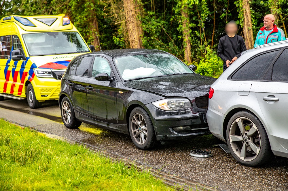Schade door kop-staart botsing, bestuurders gecontroleerd in ambulance