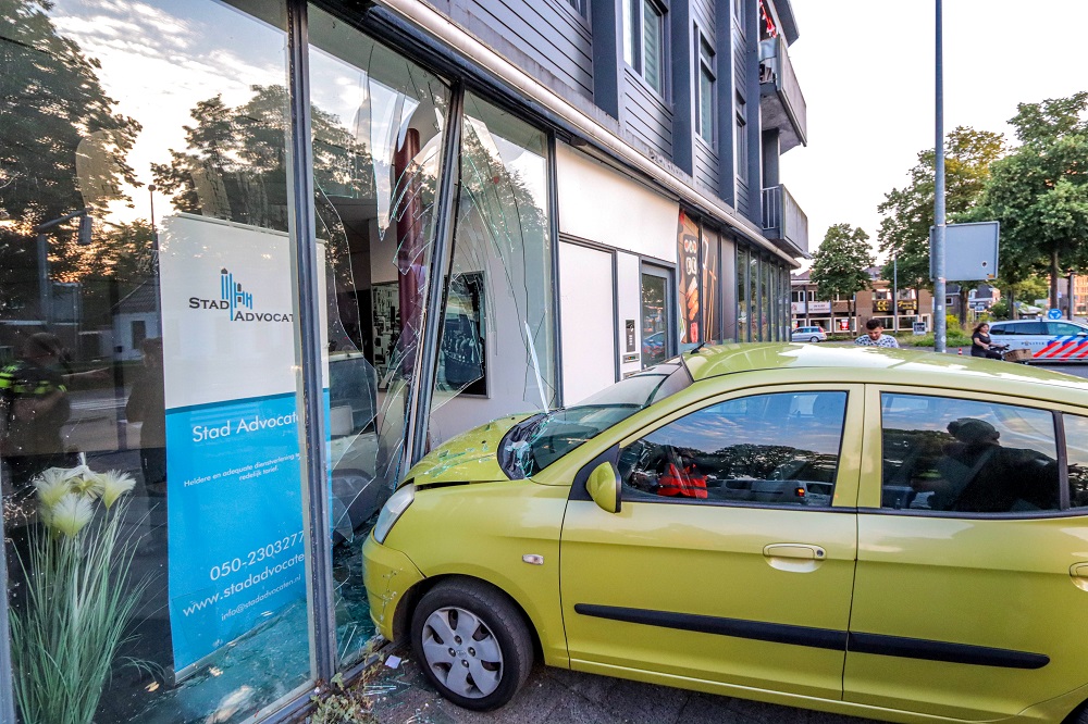 Automobilist verliest macht over stuur en komt tot stilstand tegen advocatenkantoor