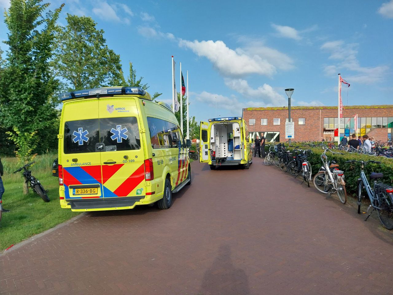 Man op fatbike zwaargewond na botsing tegen slagboom