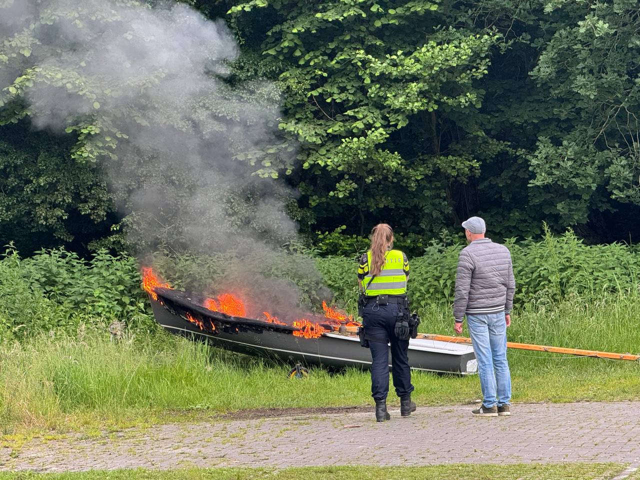 Aanhanger met zeilboot in brand gestoken, politie doet onderzoek