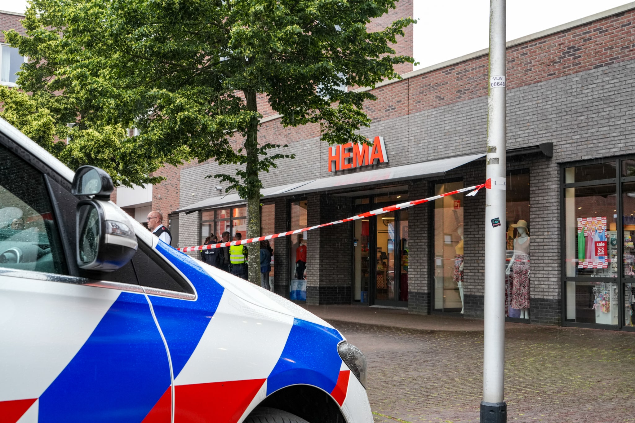 Politie schiet man neer bij winkelcentrum in Ter Apel