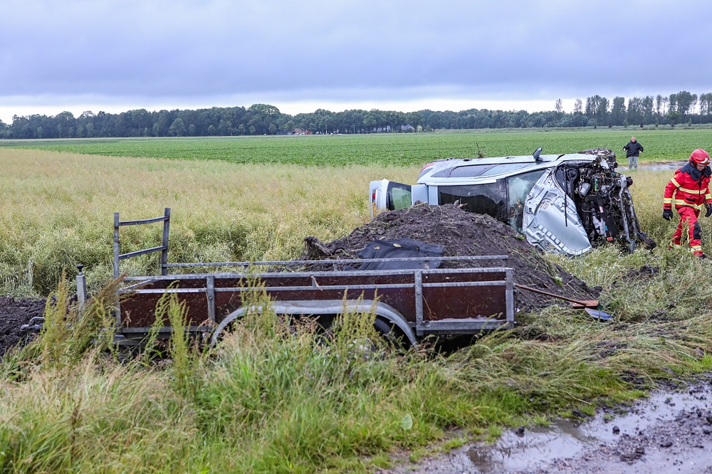 Ravage nadat auto met aanhanger schaart en op z’n kant belandt