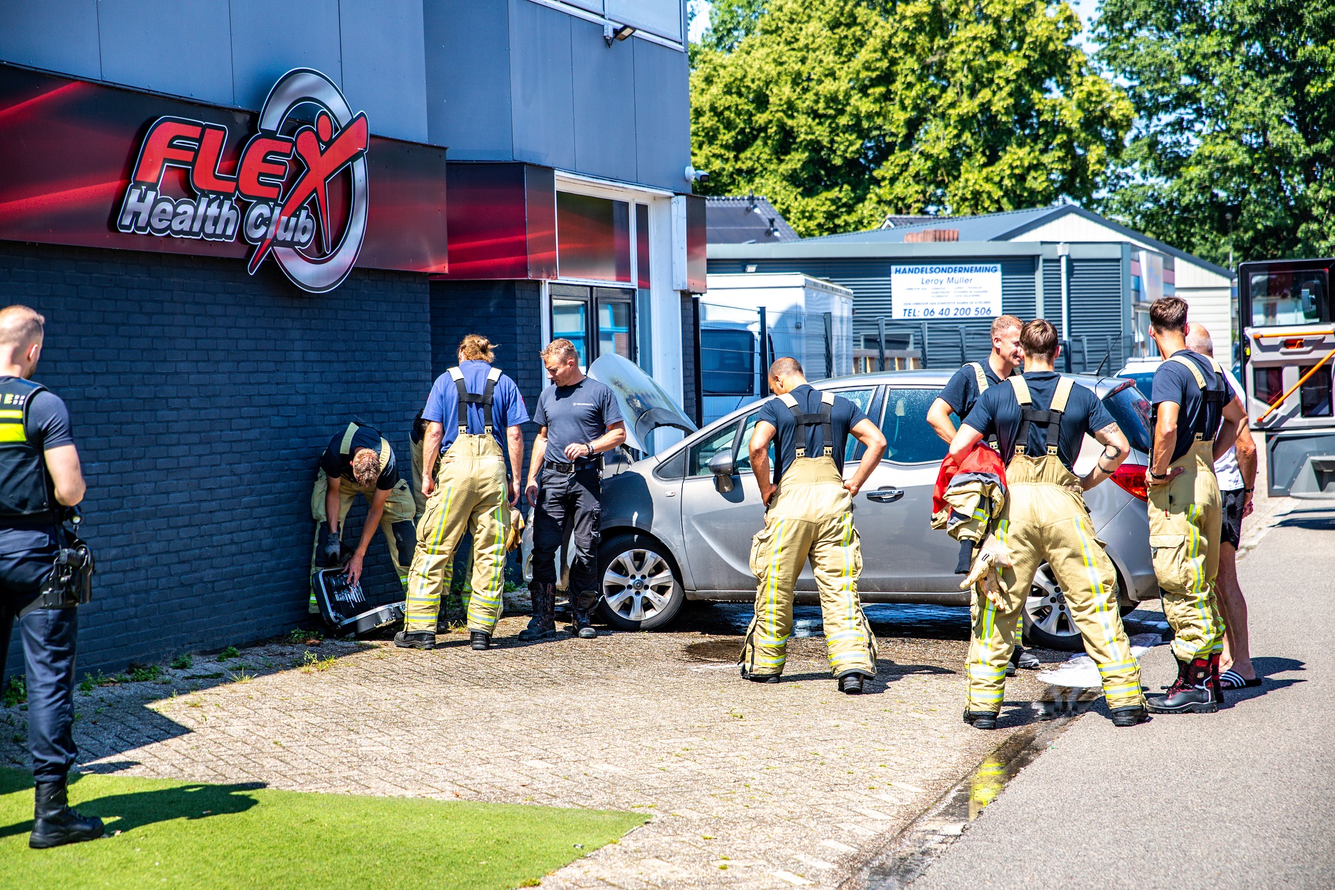 Auto vliegt in brand, mogelijk door technisch mankement