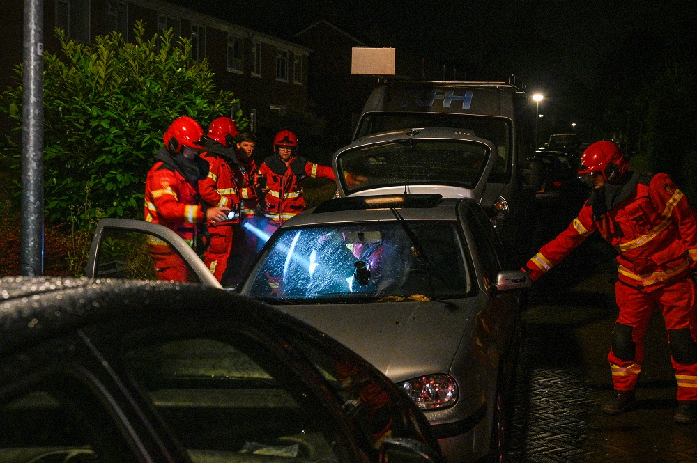 Voorbijganger ontdekt autobrand en slaat alarm, politie onderzoekt oorzaak