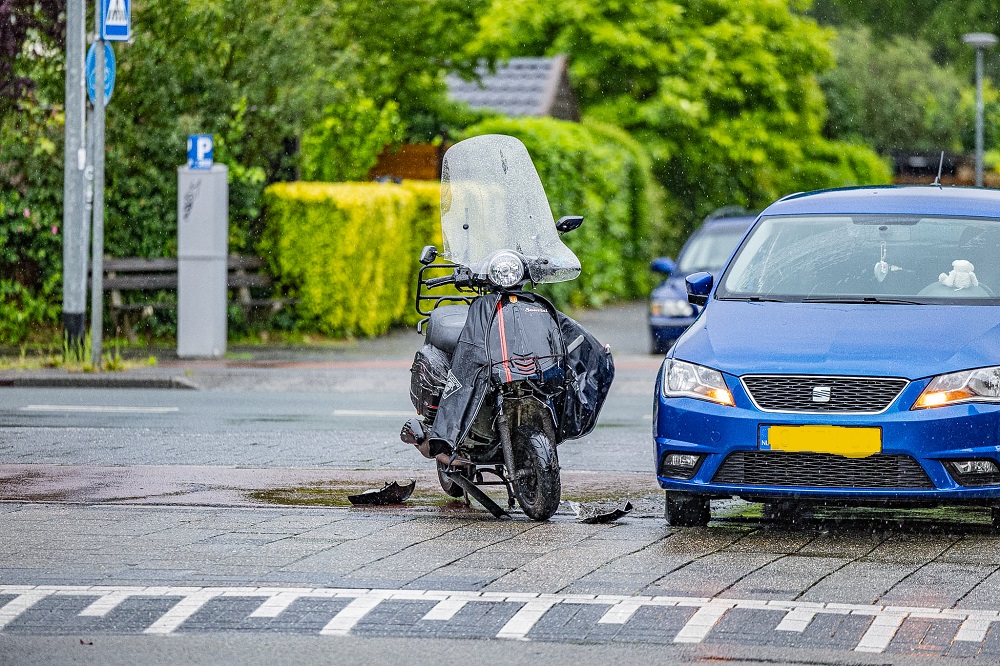 Scooterrijder geschept door afslaande auto