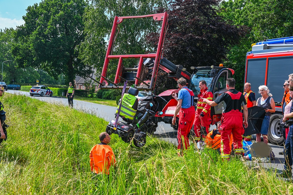 Vrouw belandt met scootmobiel in sloot en raakt gewond